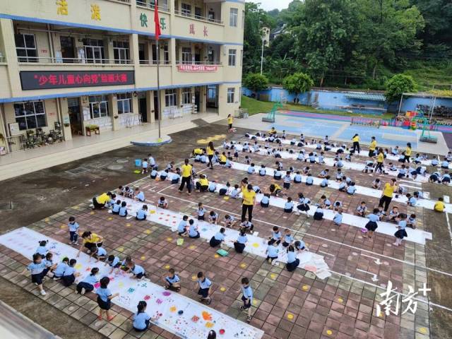 九陂鎮(zhèn)中心幼兒園開展“少年兒童心向黨”主題繪畫大賽。