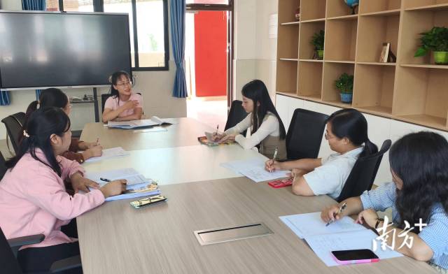 廣州市教育局選派廣州六中等名校骨干教師組成專家團(tuán)隊(duì)幫扶提升連州教師業(yè)務(wù)水平。資料圖