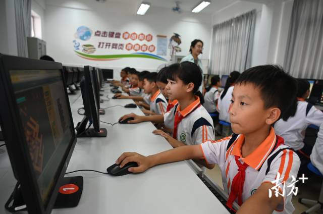 鄧兆然在“ICode國際青少年編程競賽”全球總決賽上勇奪金獎(jiǎng)。黃津 攝