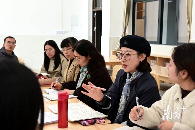 中山大學生命科學學院碩士、廣州第六中學生物高級教師劉華正在點評高一年級生物課教學展示。黃瀅 攝