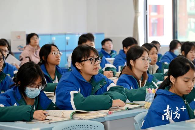 教學開放日活動的課堂上，學生們認真上課中。黃瀅 攝