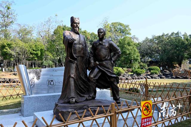 《區(qū)澤拒賞》雕像傳遞“公生明、廉生威”的廉潔理念。黃瀅 攝