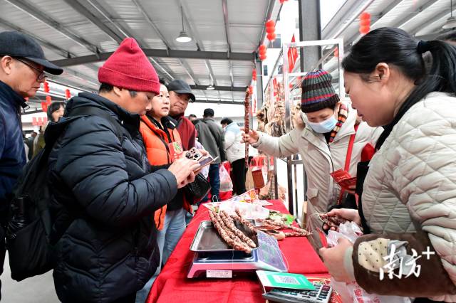 市民游客購買臘味。黃瀅 攝