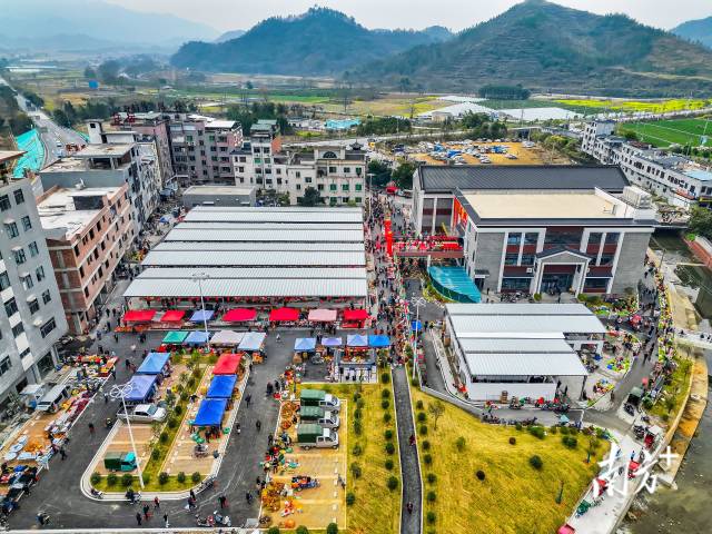 東陂綜合市場(chǎng)投入運(yùn)營(yíng)。
