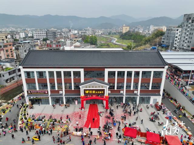 新建的東陂綜合市場(chǎng)投資2800萬(wàn)元，占地面積約14000平方米。