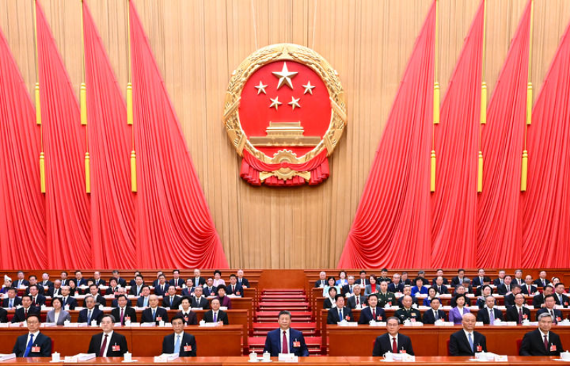 十四屆全國(guó)人大四次會(huì)議在京開(kāi)幕 習(xí)近平等在主席臺(tái)就座