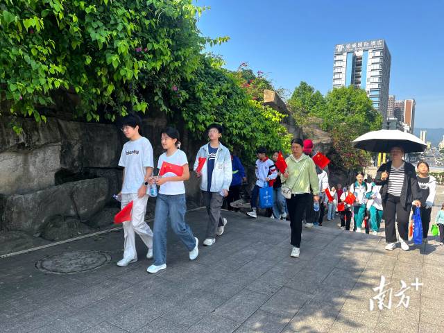青年們結(jié)伴拾級(jí)而上，朝氣昂揚(yáng)。連州鎮(zhèn) 供圖