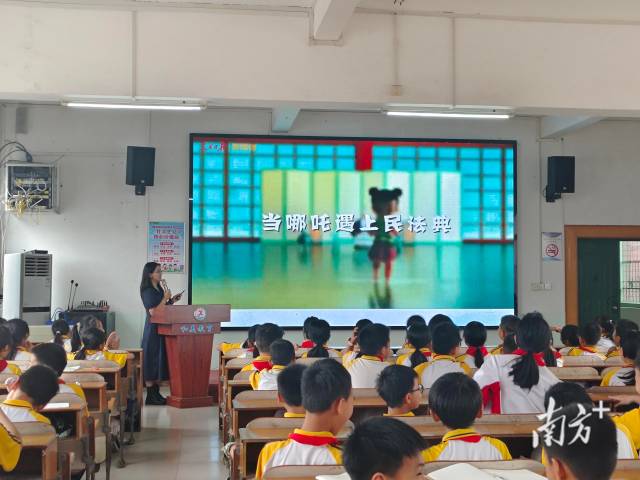 在西城小學(xué)，普法課堂讓尊法守法的種子在小學(xué)生心中悄然生根發(fā)芽。通訊員 供圖