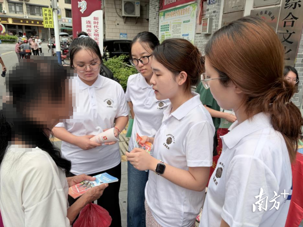 實(shí)踐團(tuán)為老人講解生源地信用助學(xué)貸款政策。