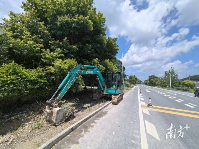 西江鎮(zhèn)聯(lián)合連州市公路事務中心對轄區(qū)國道G323線排水溝及淤塞涵管實施專項清淤整治工程。 西江鎮(zhèn)供圖