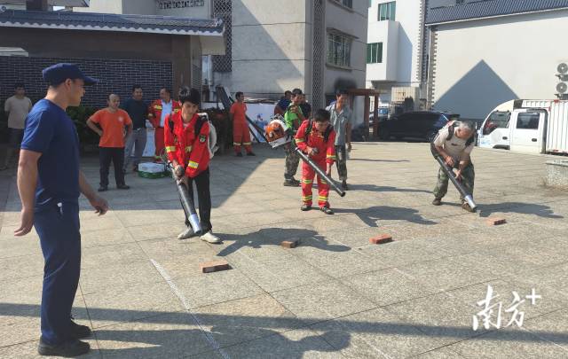 基層隊(duì)員實(shí)操。