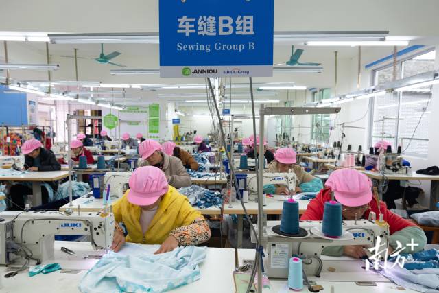 保安村的安尼歐服飾加工企業(yè)，穩(wěn)定吸納60余名村民家門(mén)口就業(yè)。