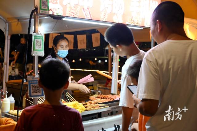 美食飄香四溢。黃瀅 攝