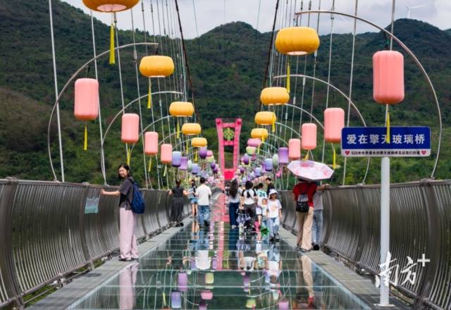 游客行走在擎天玻璃橋，高空俯瞰江川盛景。連州文旅供圖