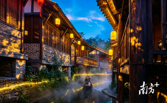 前江鋪村的游客。